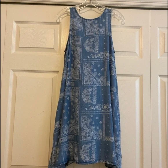 NWT lightweight Tencel dress. Cute keyhole w/ button closure on back. Pockets. - Picture 4 of 9